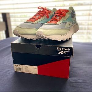 Hello! I am selling a pair of classic Reebok Course A Peid running shoes.